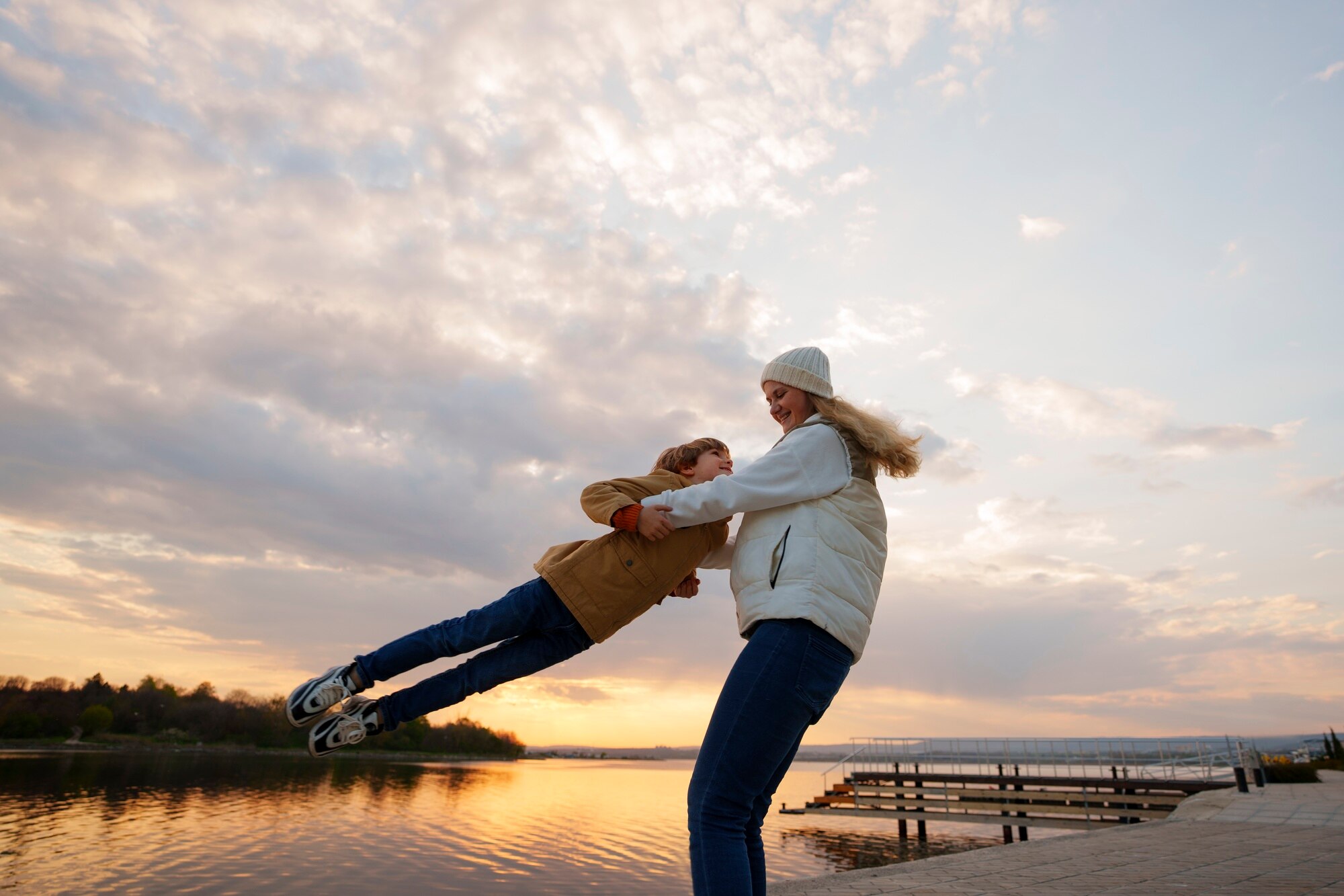 Persona practicando estiramientos matutinos al aire libre con luz natural de amanecer