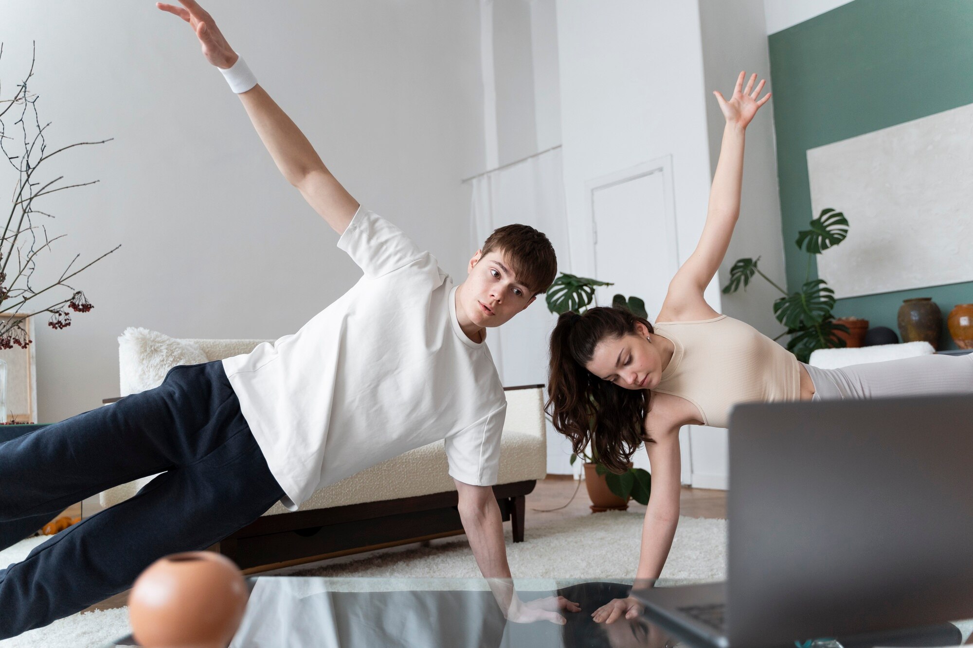 Persona mayor en movimiento, caminando con agilidad en entorno natural abierto